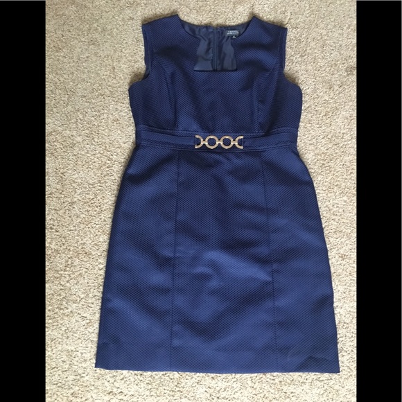 Tahari Dresses & Skirts - TAHARI pattern fabric dress waist chain detail